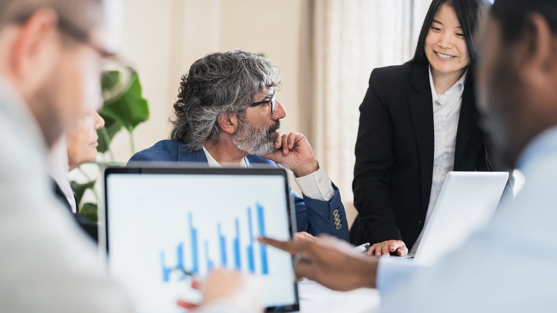 Multiracial business people working on financial markets in modern office - Entrepreneurship concept
